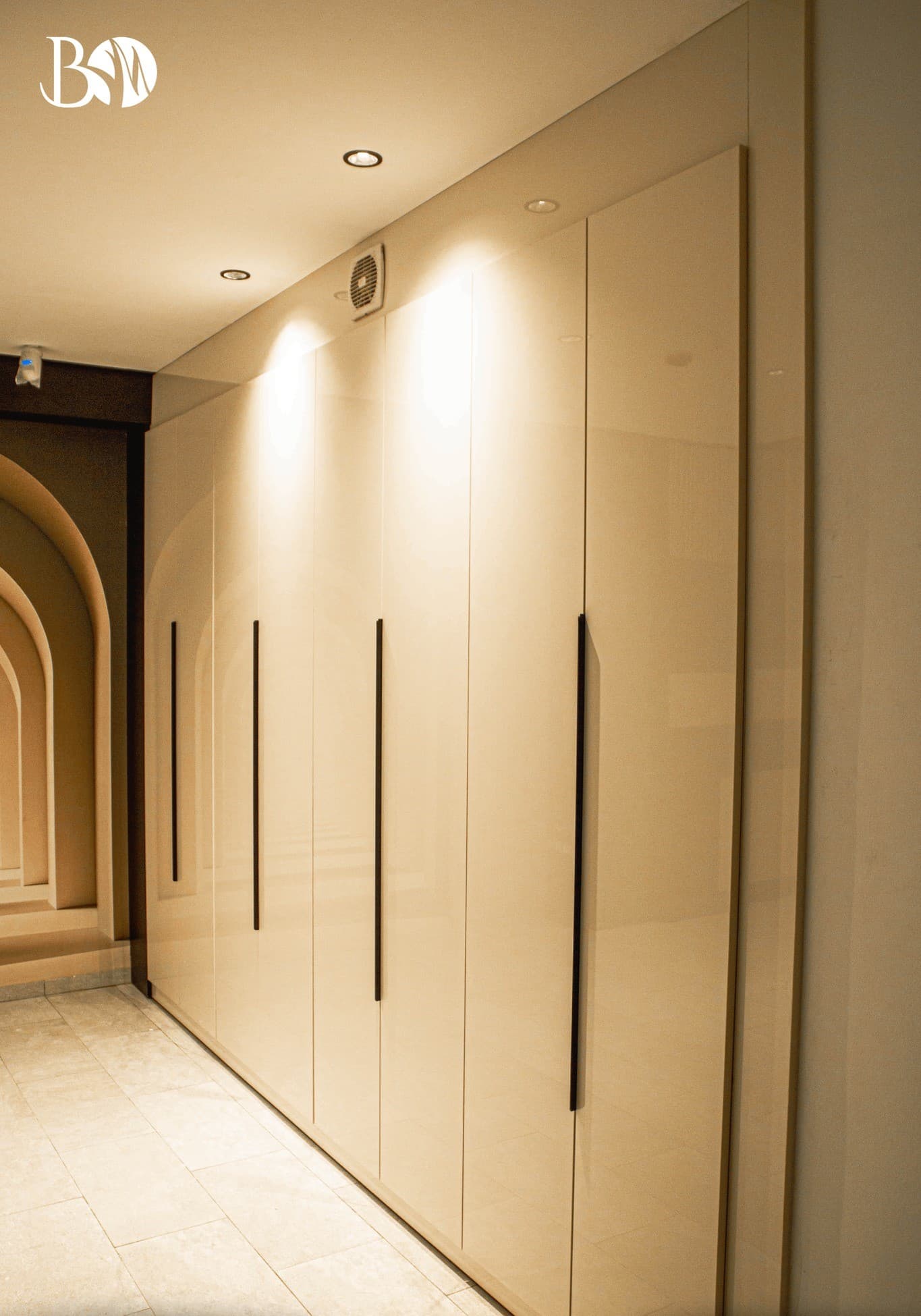 Dressing sur mesure BM Wood avec portes coulissantes et finition bois